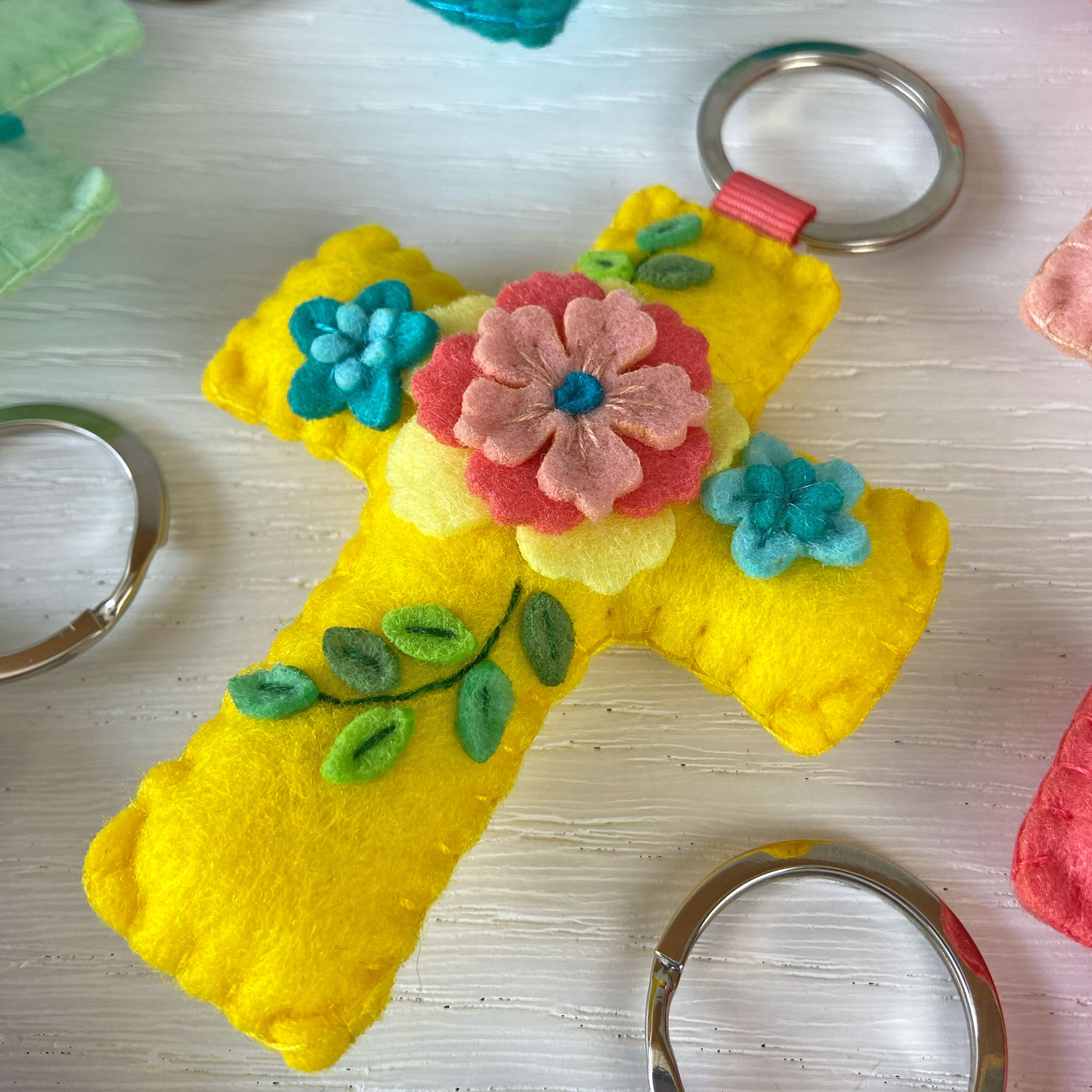 PI-LL-Cruz-amarilla Llavero cruz