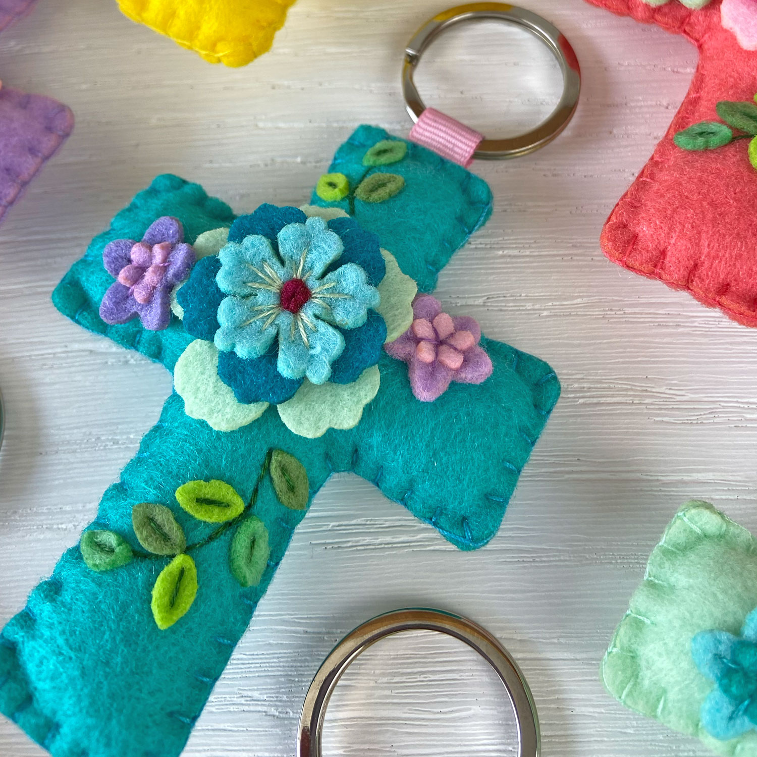 PI-LL-Cruz-aqua Llavero cruz