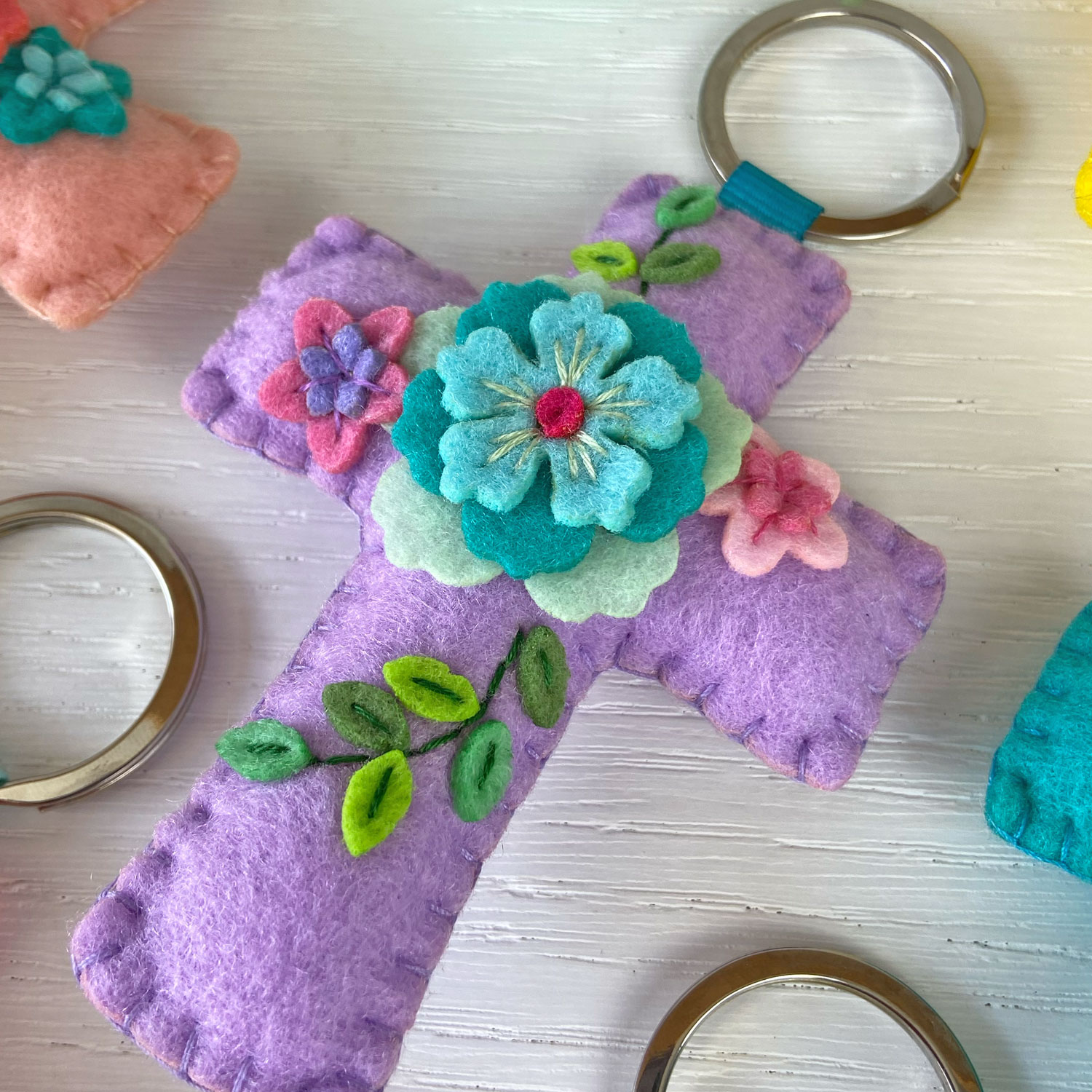 PI-LL-Cruz-lavanda Llavero cruz