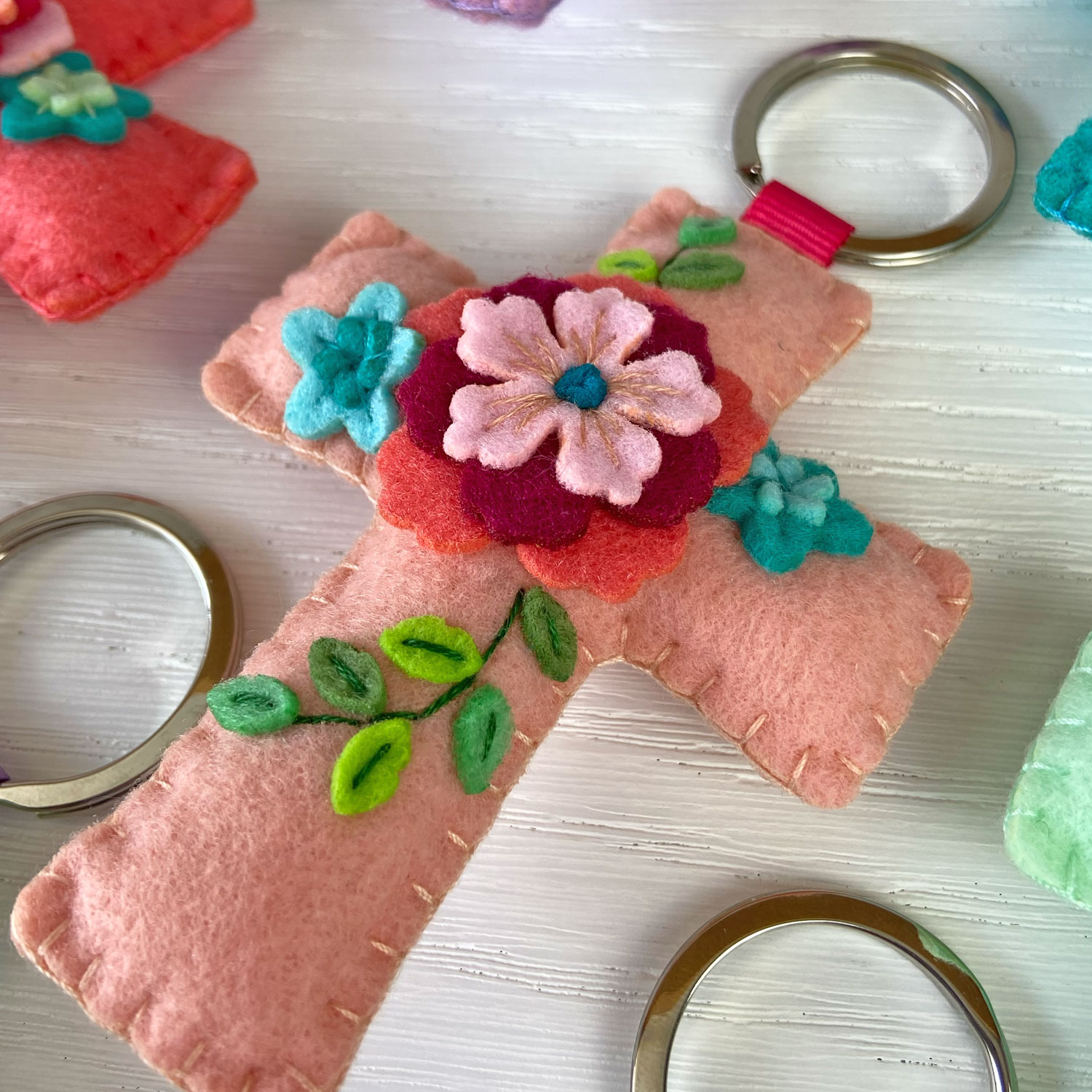 PI-LL-Cruz-rosa Llavero cruz